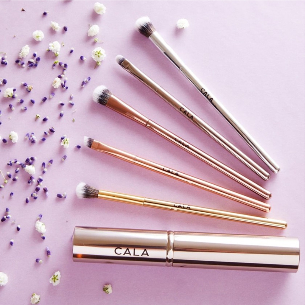 Brochas Para Sombras 5pz Con Estuche Para Viaje Marca Cala®